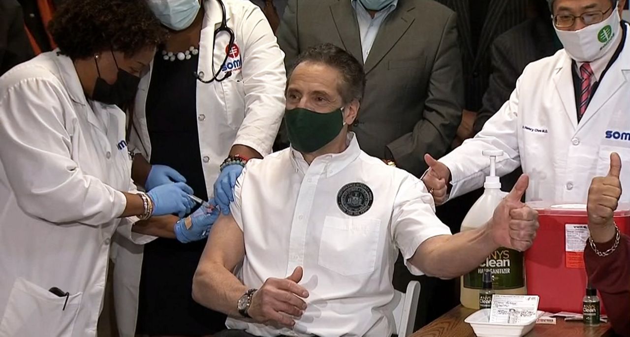 Cuomo recibe su vacuna contra el COVID-19 en Harlem