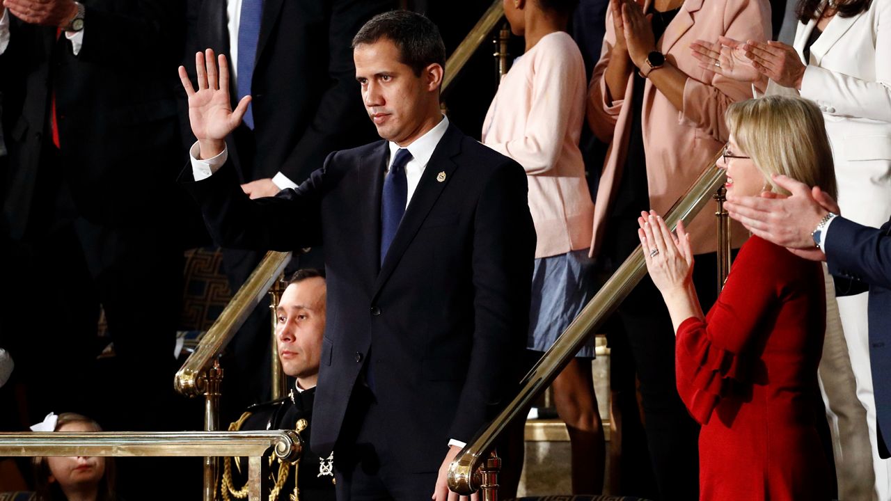 El líder de la oposición venezolana, Juan Guaidó, saluda mientras el presidente Donald Trump pronuncia su discurso sobre el Estado de la Unión en una sesión conjunta del Congreso en el Capitolio en Washington, el martes 2 de febrero de 2020.  4 de noviembre de 2020. (Patrick Semansky/AP)