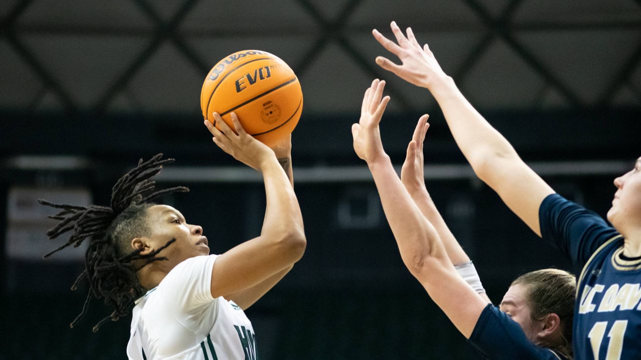 Daejah Phillips, seen Feb. 3 against UC Davis, scored 19 points in UH's 75-61 win at Cal State Bakersfield on Thursday.