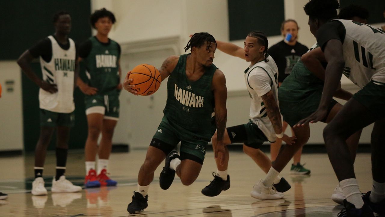 JoVon McClanahan dribbled against Justus Jackson and Mor Seck, right, in a 2022-23 preseason practice in UH Gym II.