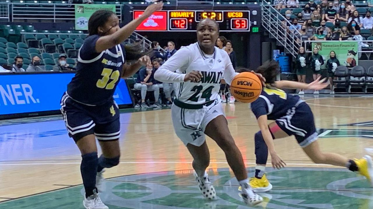 Hawaii point guard Nae Nae Calhoun drove into the lane against UC San Diego in Thursday night's 62-60 Rainbow Wahine loss.