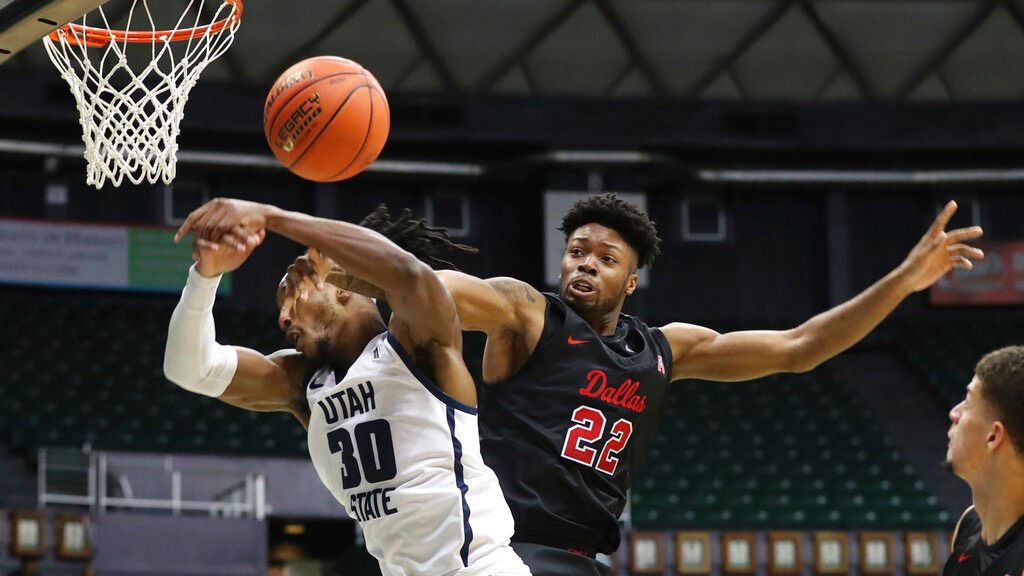 SMU forward Keon Ambrose-Hylton vied for a rebound with Utah State forward Dan Akin in the Mustangs' 77-74 victory in the Hawaiian Airlines Diamond Head Classic semifinals Friday in Honolulu.