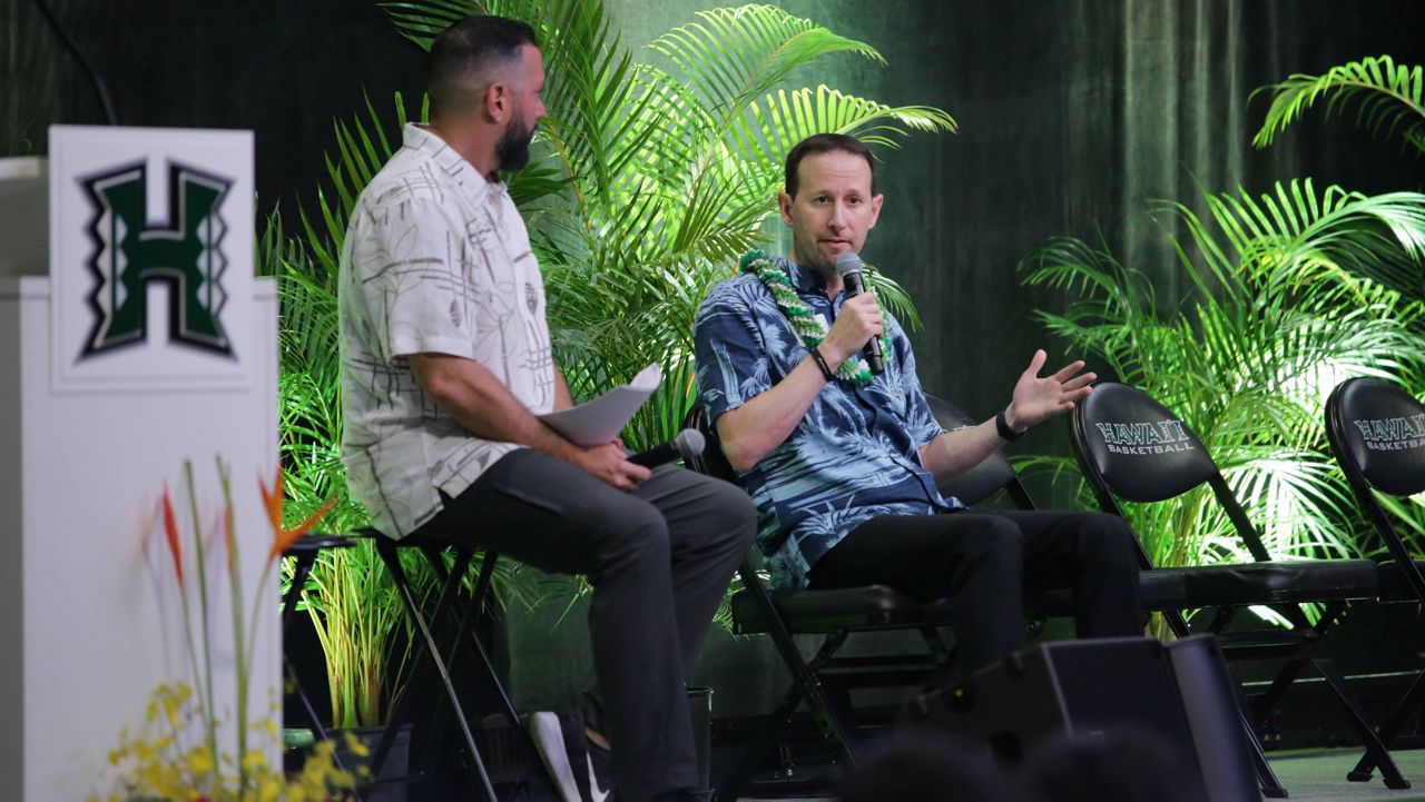 Hawaii coach Eran Ganot did a Q&A session with banquet mast of ceremonies and Spectrum Sports play-by-play man Kanoa Leahey, left. (Spectrum News/Brian McInnis)