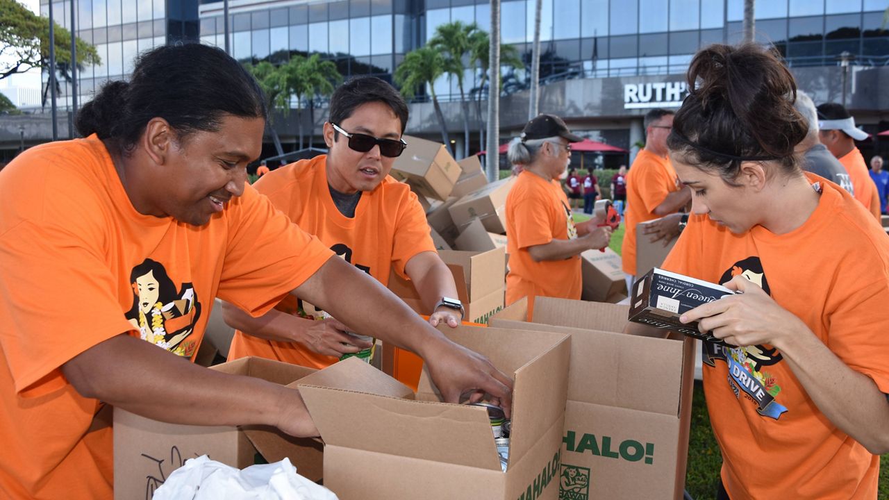 Hawaii Food Bank hosts a food drive. (Courtesy of Hawaii Food Bank)