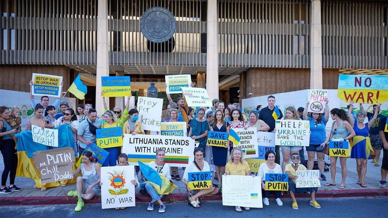 Elena Roud holds a sign that says "Stop War" at a rally at the Hawaii State Capitol on Feb. 26. (Credit: Elena Roud)