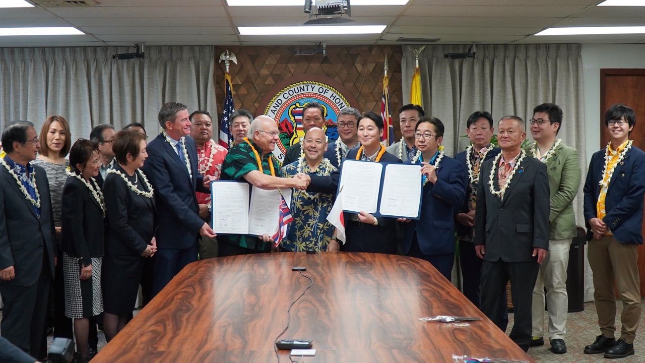 Honolulu Mayor Rick Blangiardi and Sakai Mayor Masahiro Hashimoto shake hands at Monday's signing ceremony. (Photo courtesy of the City and County of Honolulu)