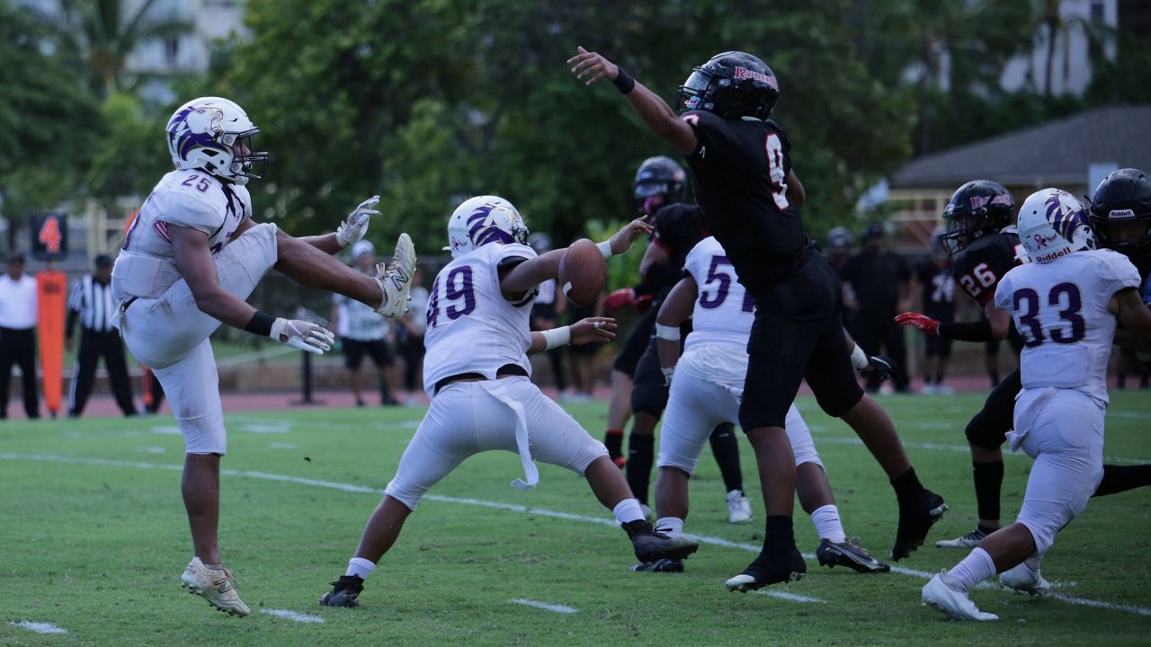 Iolani defensive lineman Ha‘aheo Dela Cruz blocked the punt of Damien's Sylas Alaimalo in the Raiders' 42-13 win on Friday.