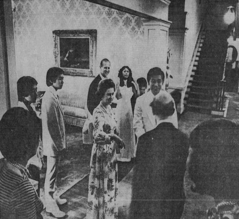 Queen Elizabeth II at a dinner at Washington Place with Gov. Ariyoshi and his family, who are all dressed in white. (Courtesy Honolulu Star-Bulletin/Newspapers.com)