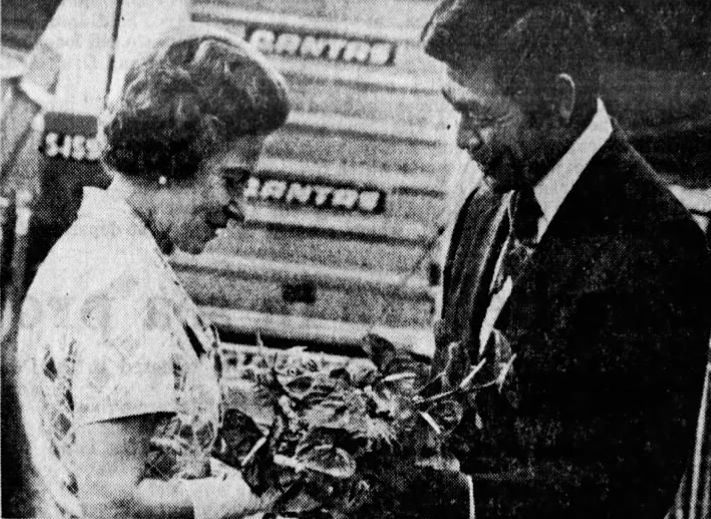 The departing queen receives anthuriums from Gov. Ariyoshi. (Courtesy The Honolulu Advertiser/Newspapers.com)