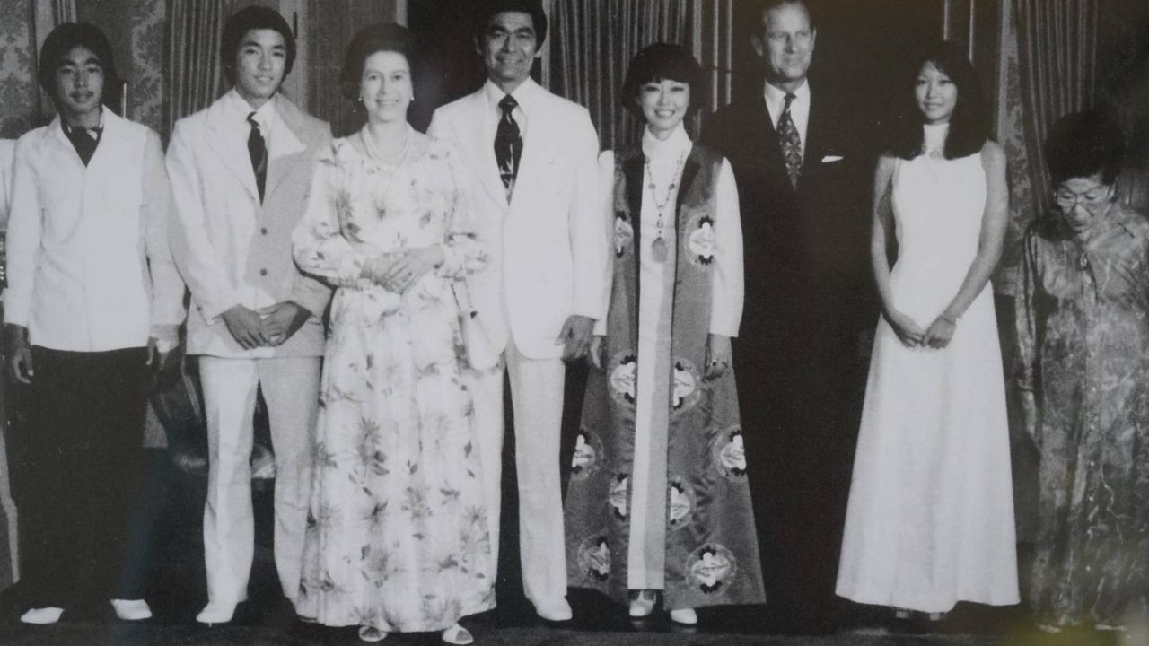 Gov. George Ariyoshi, first lady Jean Ariyoshi, and their family host Queen Elizabeth II and Prince Philip in 1975. (Courtesy Jean Ariyoshi)