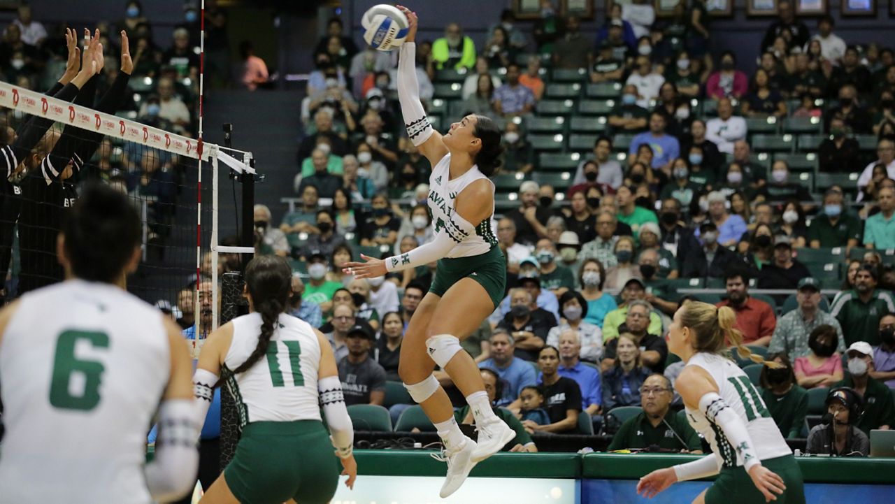 Hawaii right-side hitter Braelyn Akana put down eight kills on 13 swings against Long Beach State on Friday night to help the Rainbow Wahine improve to 12-1 in Big West play.