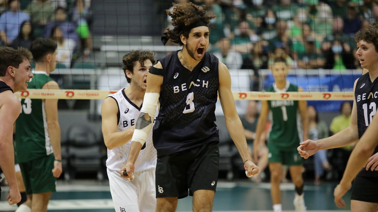 Long Beach State's Sotiris Siapanis unloaded 19 kills on 32 swings to lead Long Beach State in a sweep over Hawaii on Friday night.