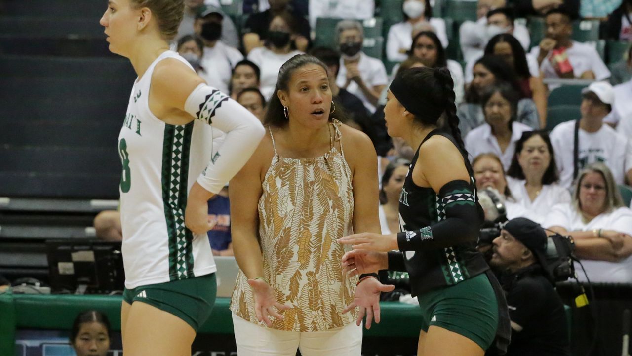 Robyn Ah Mow, center, seen in Hawaii's home match against UC Santa Barbara last week, picked up her 100th coaching win at UC Davis on Saturday.