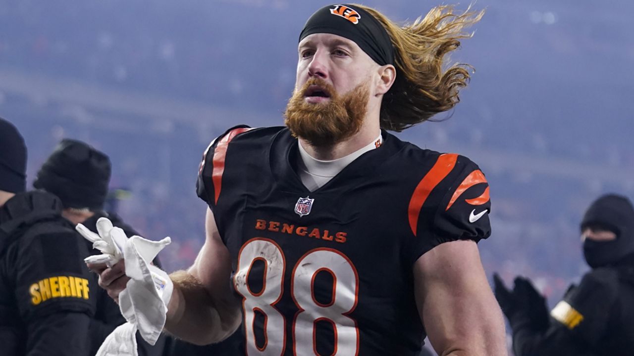 Tight end Hayden Hurst agrees to 3-year deal with Panthers