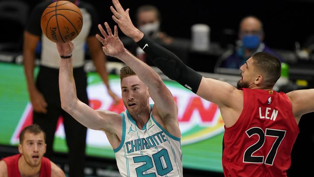 Hornets' Gordon Hayward sustains fractured finger on right hand