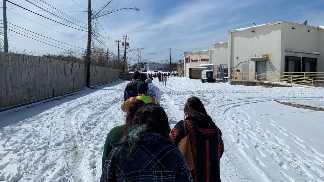 People line up to get into the H-E-B store located at 7010 Hwy 71 West in Austin, Texas, in this image from February 16, 2021. (Adam Rossow/Spectrum News 1)