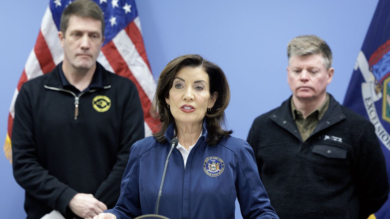 Hochul은 Kristi Noem에게 DHS 비서직을 사임할 것을 촉구합니다.