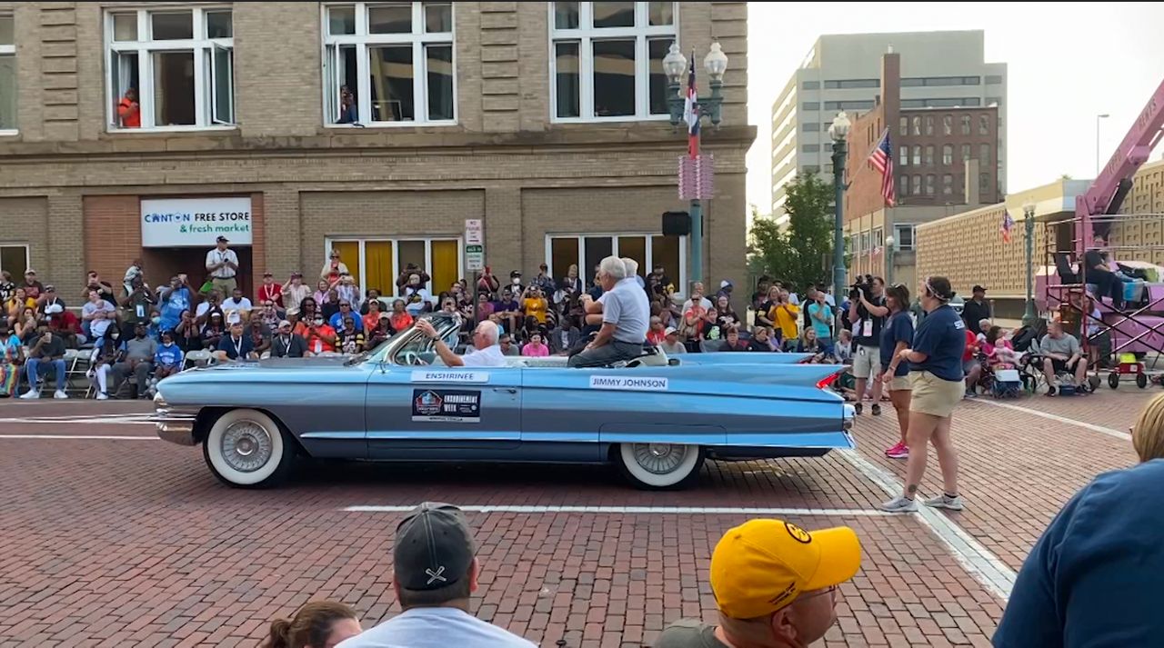 Fans enjoy Hall of Fame grand parade