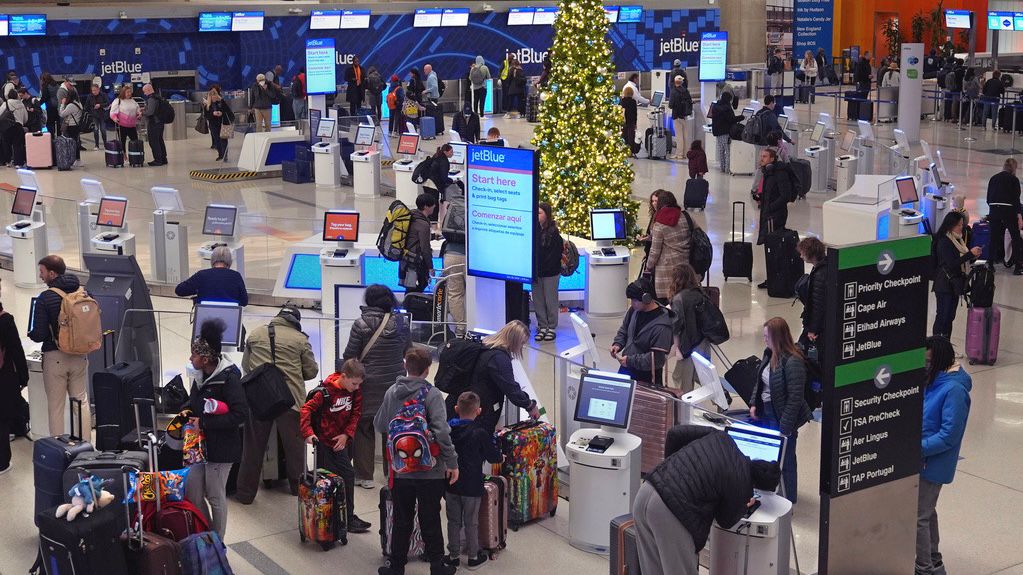 How a government shutdown could affect holiday flights