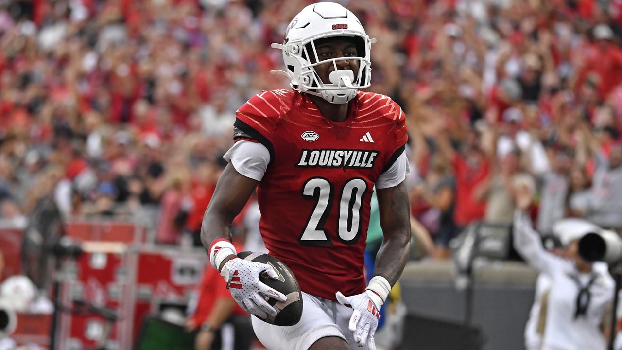 Brooks, Holloway come up big in second half to help No. 19 Louisville outlast Georgia Tech 31-19