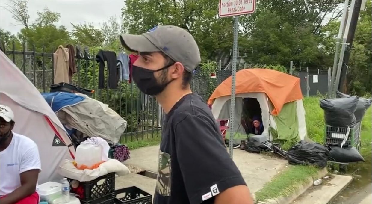 Ryan Ahmadian visits Dallas homeless residents (Robin Richardson/Spectrum News 1)
