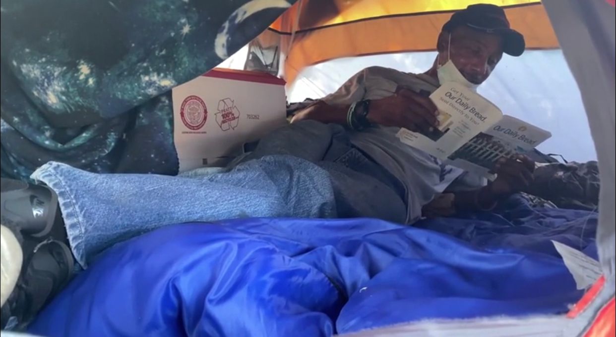 Willie Hodge rests in his tent (Robin Richardson/Spectrum News 1)