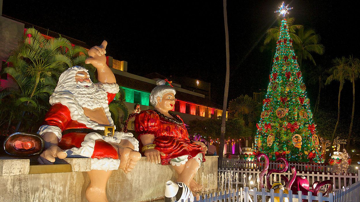 Shaka Santa and Tutu Mele at Honolulu Hale. (City and County of Honolulu)