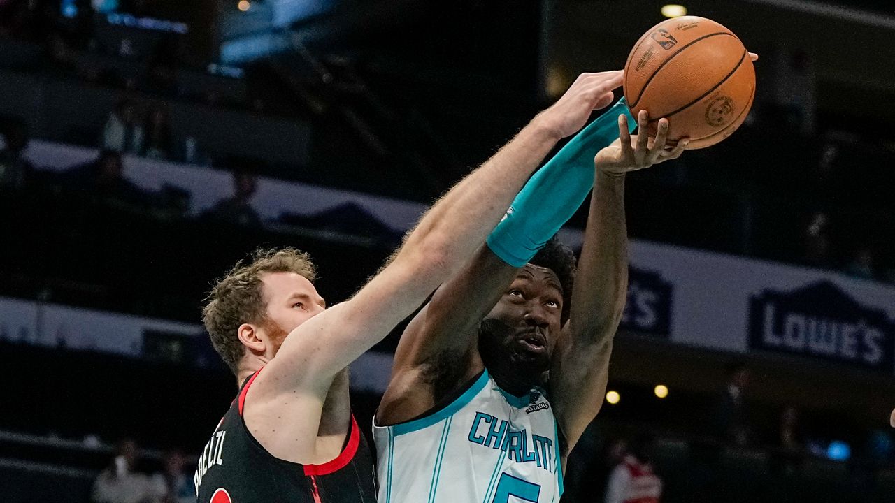 Hayward scores 24 points as Hornets hold off Raptors 119-116