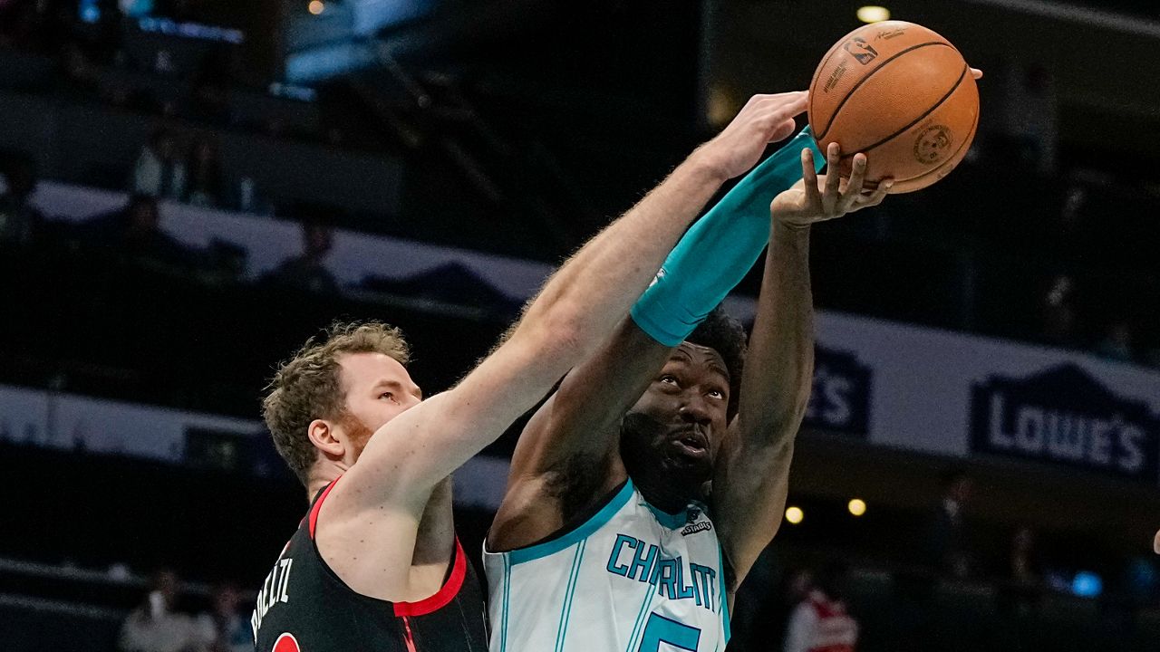 https://s7d2.scene7.com/is/image/TWCNews/hornets_mark_williams_nc_ap