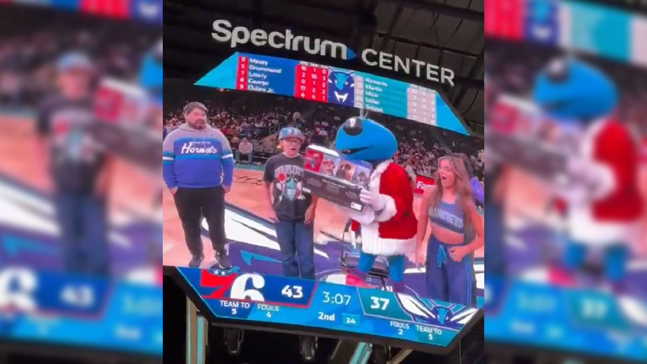 Viral video shows Hornets mascot Hugo presenting the Playstation 5 to the Hornets fan before swapping it for a jersey off camera shortly after. (X/@StanUsmnt)