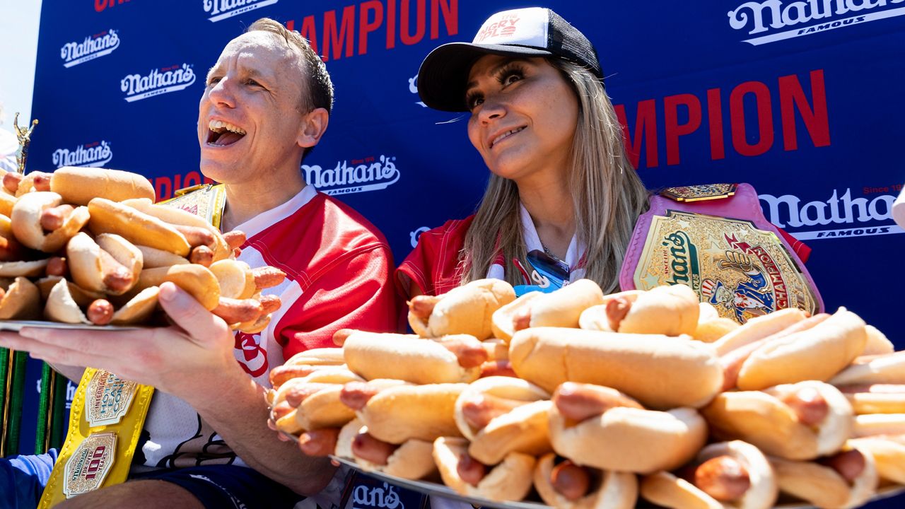 Campeón de comilona: devoró 63 'hot dogs' en 10 minutos