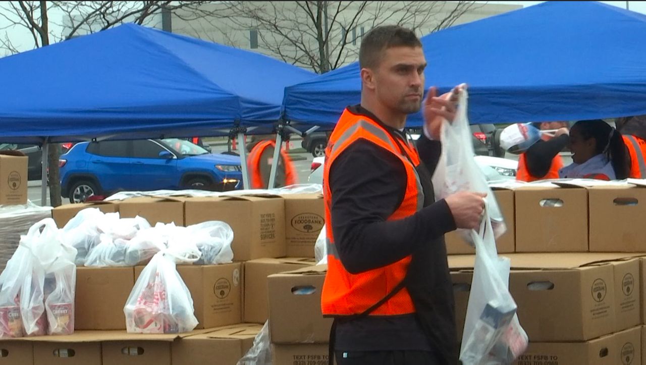 Sam Hubbard donates $10,000 through foundation to UC Health