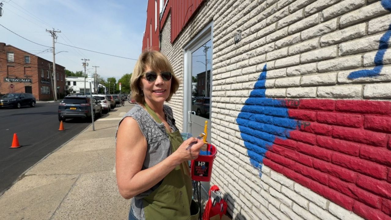 Artist Cindy Lapp adds final touches to Kingston mural