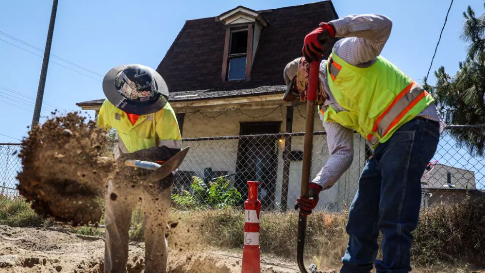 Construction employees Joey Navarro, left, and Juan Villegas work in Pomona in May. (Los Angeles Times/Robert Gauthier)