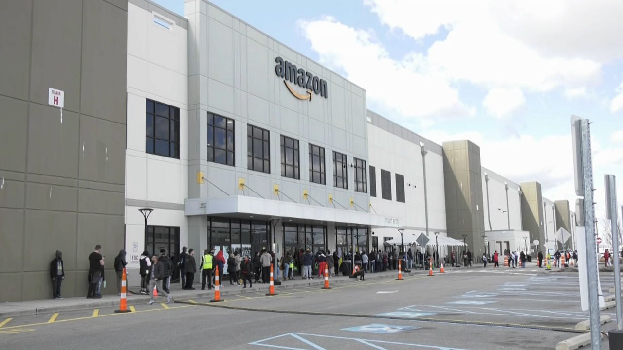 Sindicalizarse o no?: empleados de Amazon en Staten Island