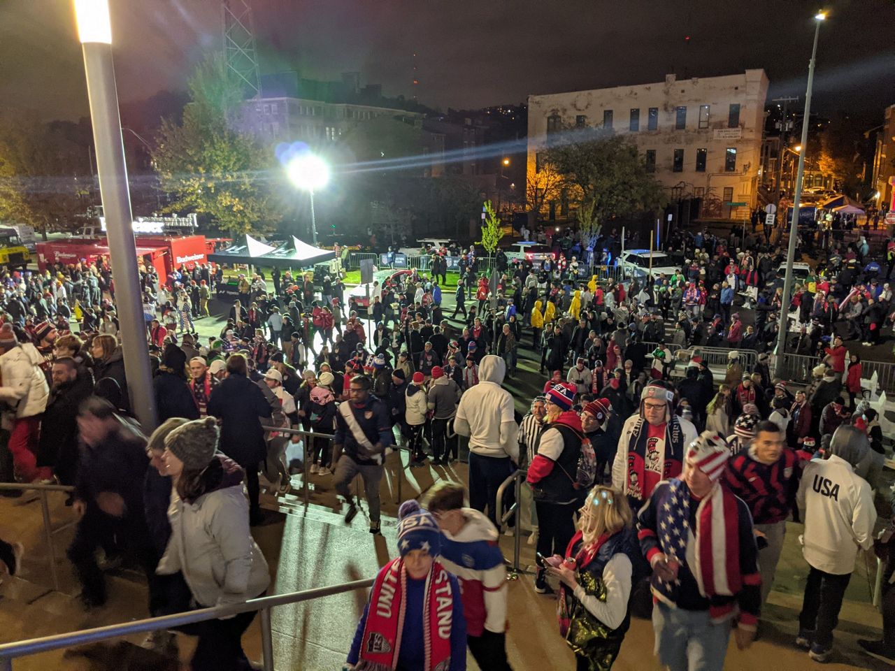 Les fans se pressent devant le stade TQL à Cincinnati, Ohio, le 12 novembre 2021. Les fans ont marché jusqu'au stade, beaucoup d'entre eux se sont joints à eux après avoir passé tout l'après-midi à profiter des bars et des restaurants (Todd Smith/American Outlaws)