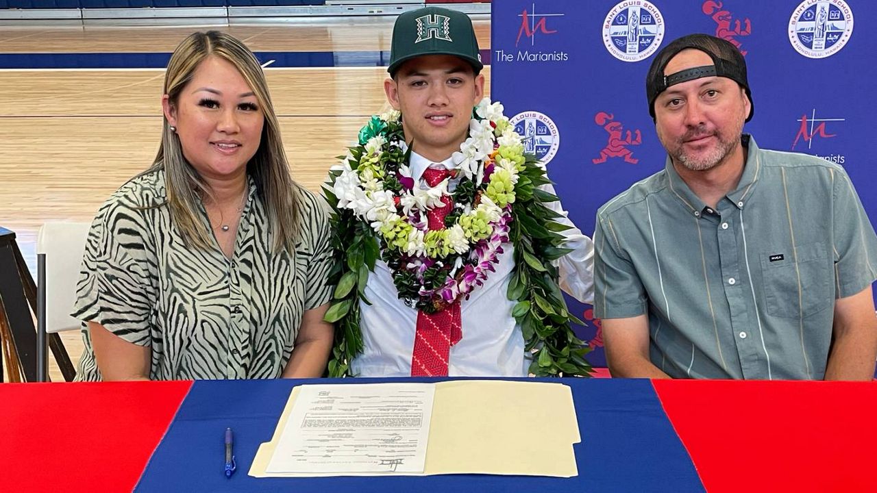 Saint Louis School senior defensive back Kona Moore officially signed with Hawaii on Wednesday while flanked by his family.