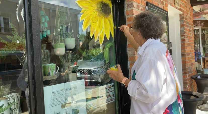 Picture of Judi Jones painting a sunflower in Mount Dora (Katie Streit, Spectrum News 13)