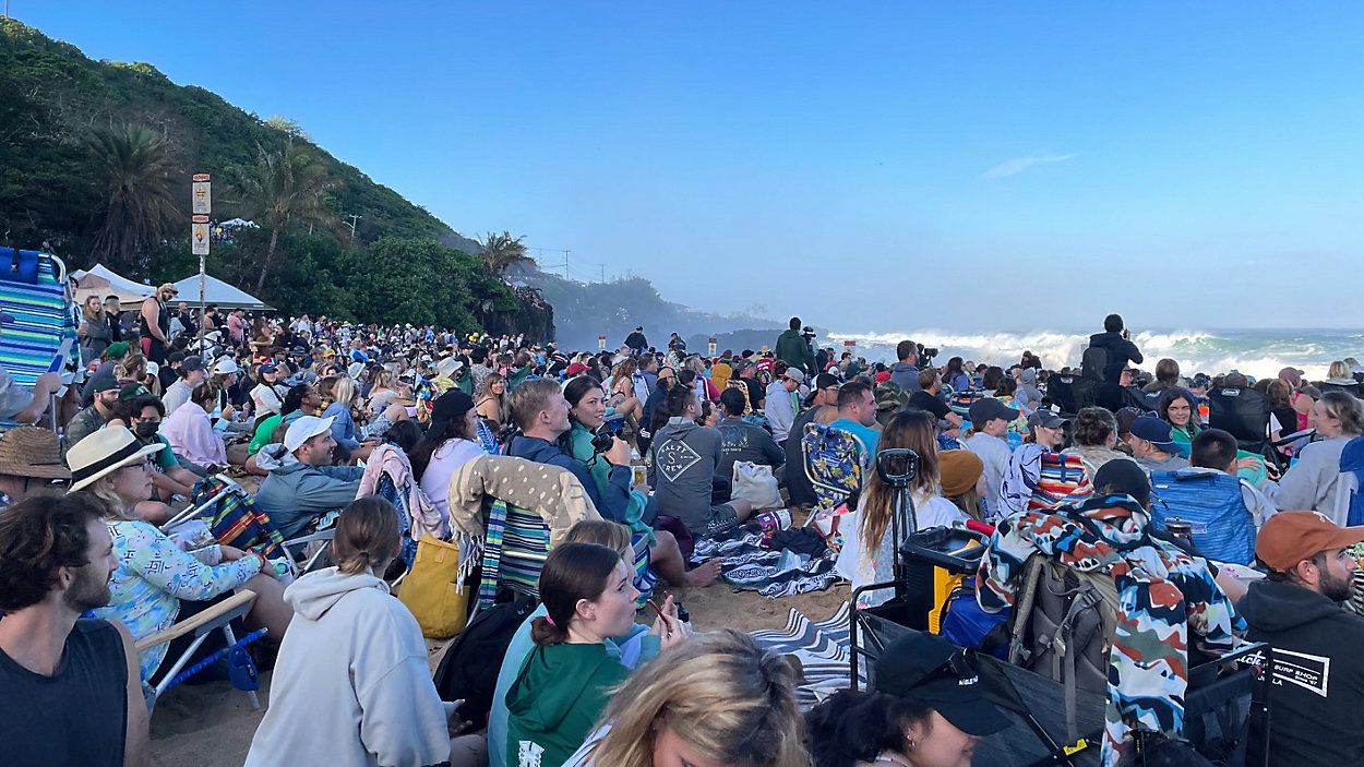 Spectators line the beach for the Eddie big wave surf contest. (Spectrum News/Michelle Broder Van Dyke)