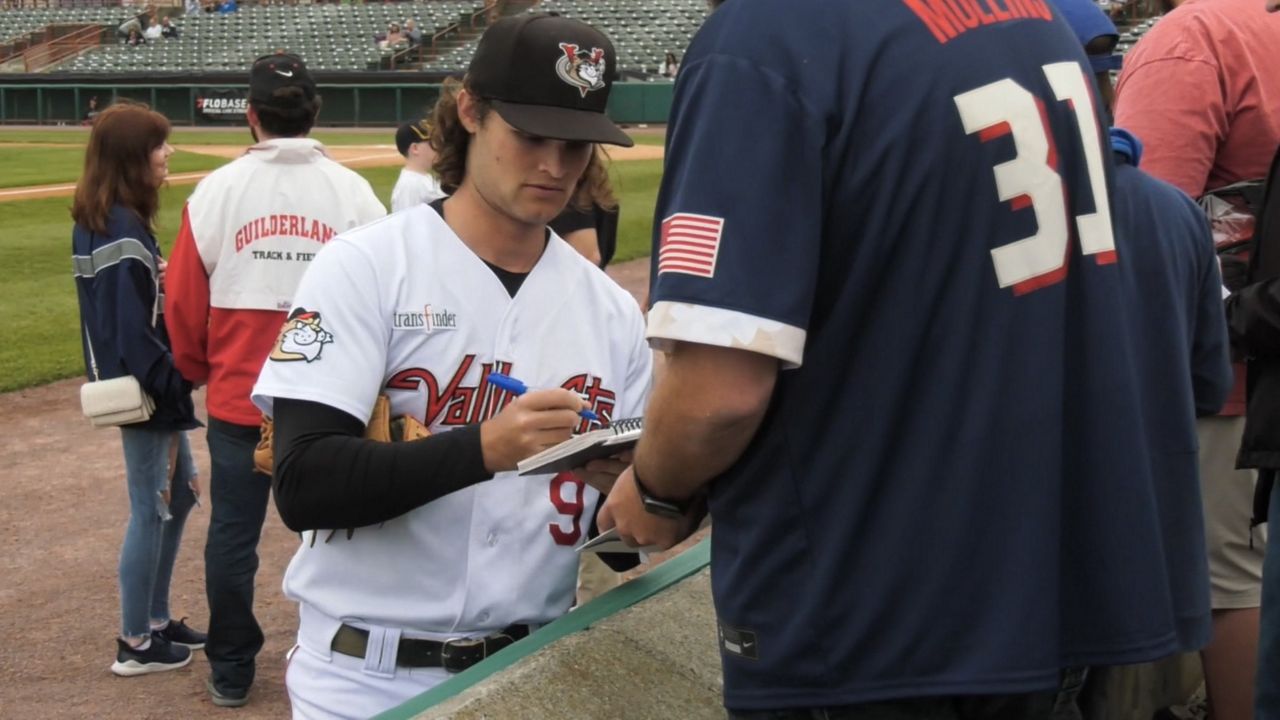 Former All-Star Jay Bell catches up with son, helps ValleyCats