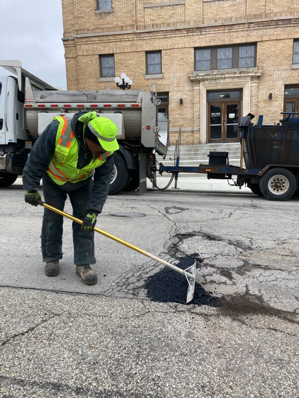 City of Cincinnati employees repair a pothole. (Spectrum News 1/Casey Weldon)