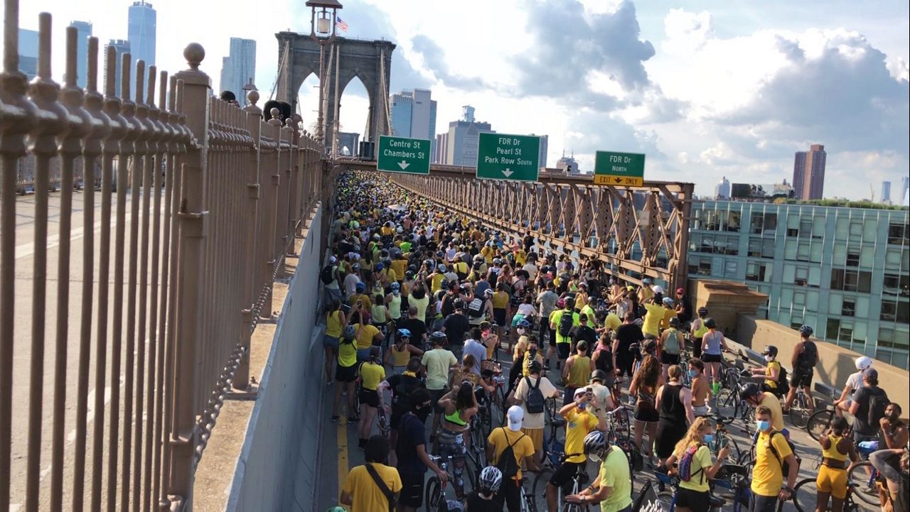 Cruzan puente de Brooklyn protestando por injusticia racial