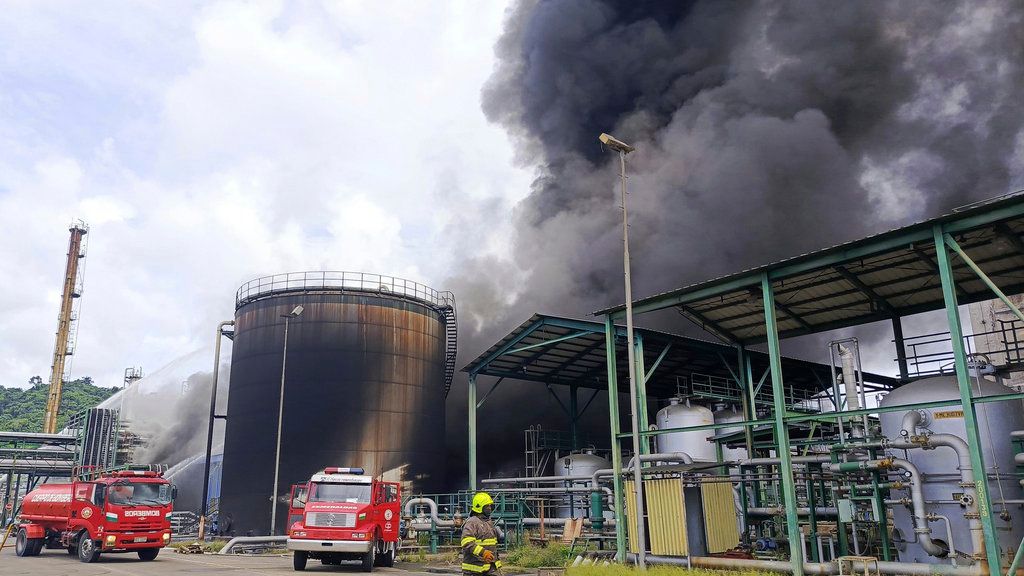 Equipo de bomberos trabajan para extinguir el incendio en la refinería de petróleo de Esmeraldas, Ecuador.