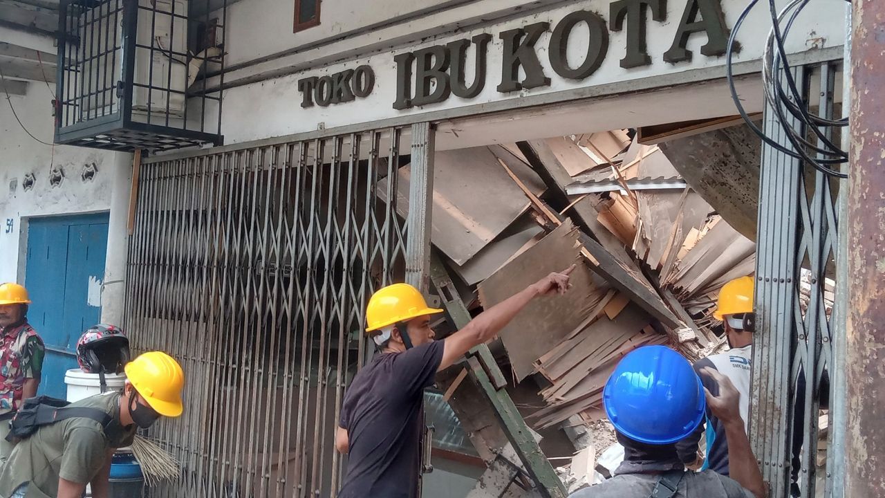 Workers inspect a store damaged after an earthquake in Cianjur, West Java, Indonesia, on Monday. (AP Photo/Firman Taqur)