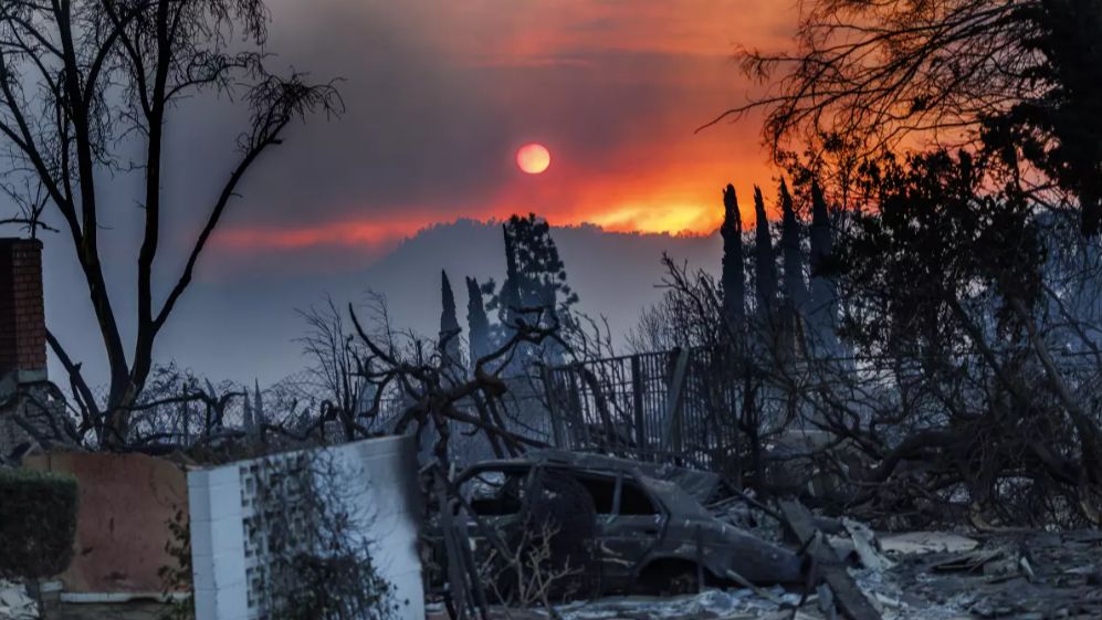 A moment during the Eaton fire on Jan. 8 in Altadena. (Gina Ferazzi/Los Angeles Times)