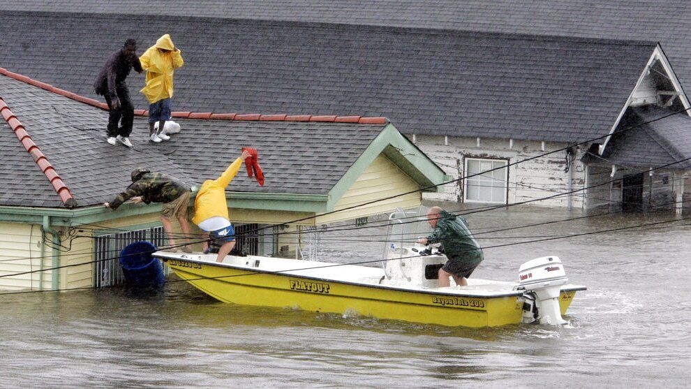 Dos personas son rescatadas de su tejado tras el paso del huracán Katrina. A este fenómeno se le atribuyeron unas 1400 muertes. Archivo