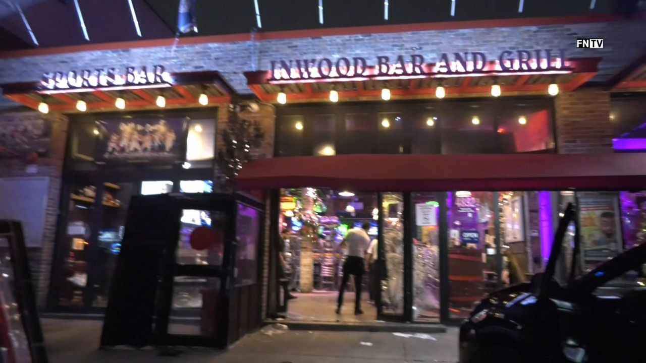 22 heridos luego de que SUV se estrella contra restaurante