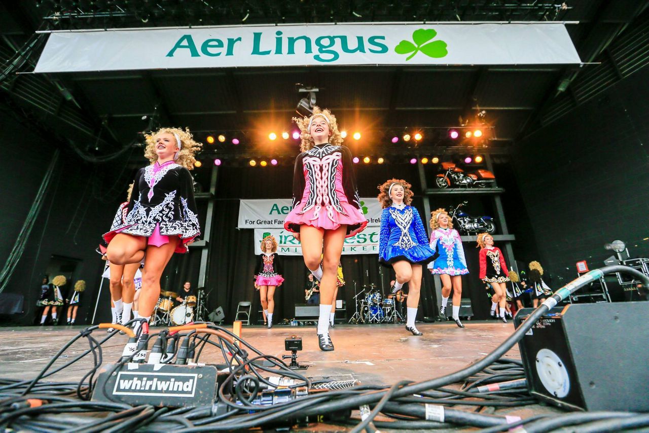 Girls Irish dancing