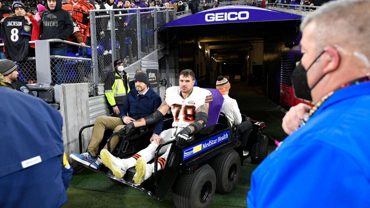 Browns Jack Conklin leaves game with apparent knee injury