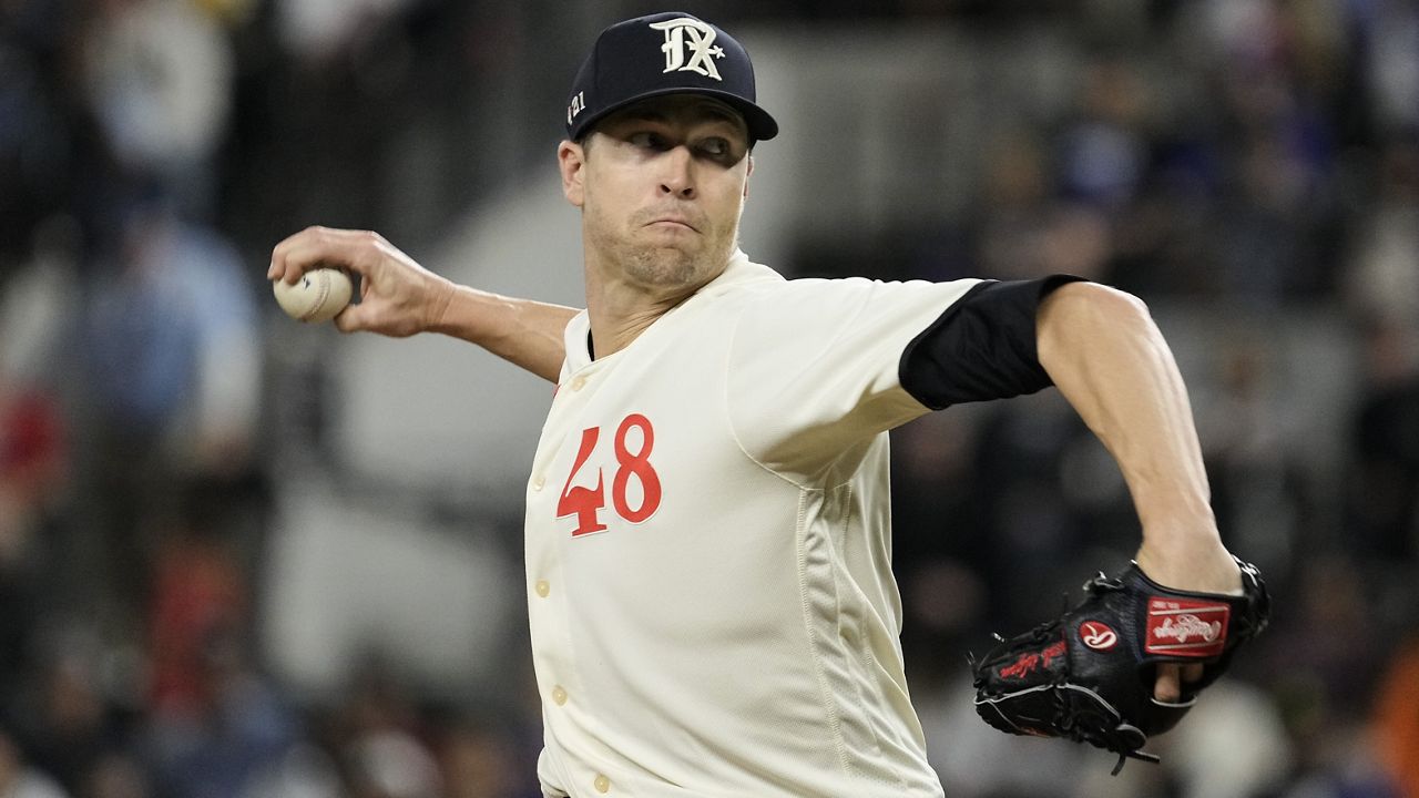 Rangers' deGrom throws bullpen session